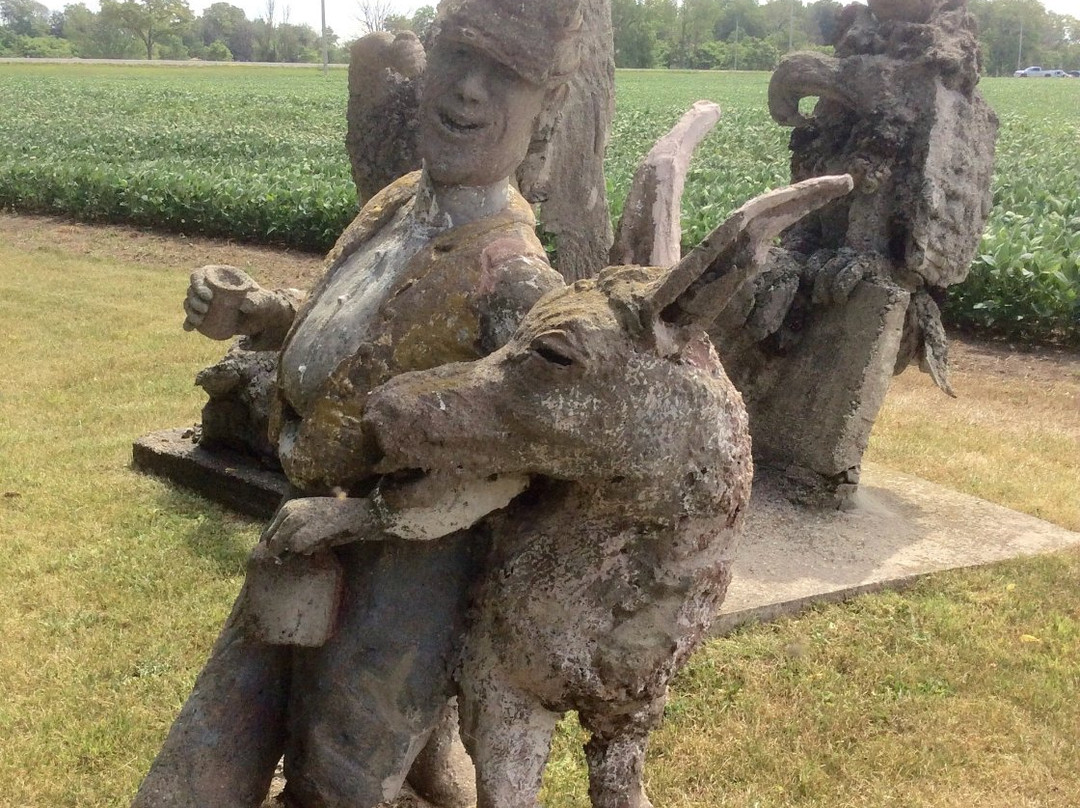 Laithwaite Apple Park Statues景点图片