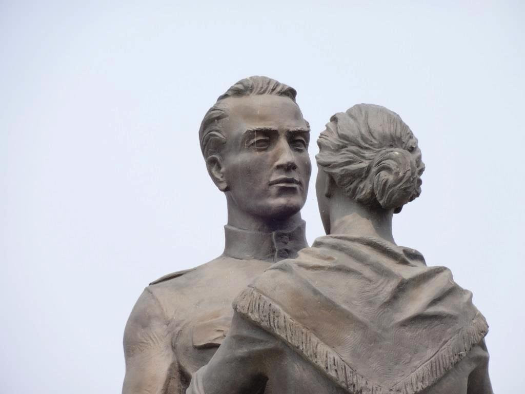 Monument to the Overcoat景点图片