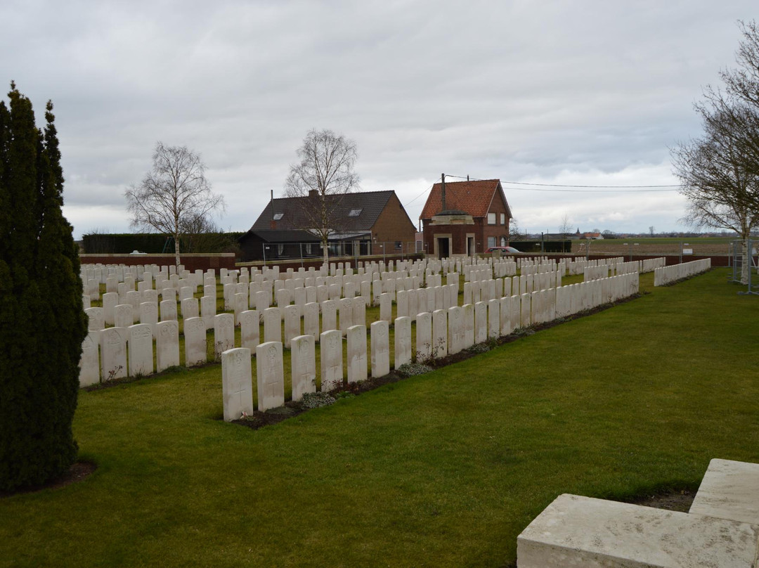 Mendinghem Military Cemetery景点图片