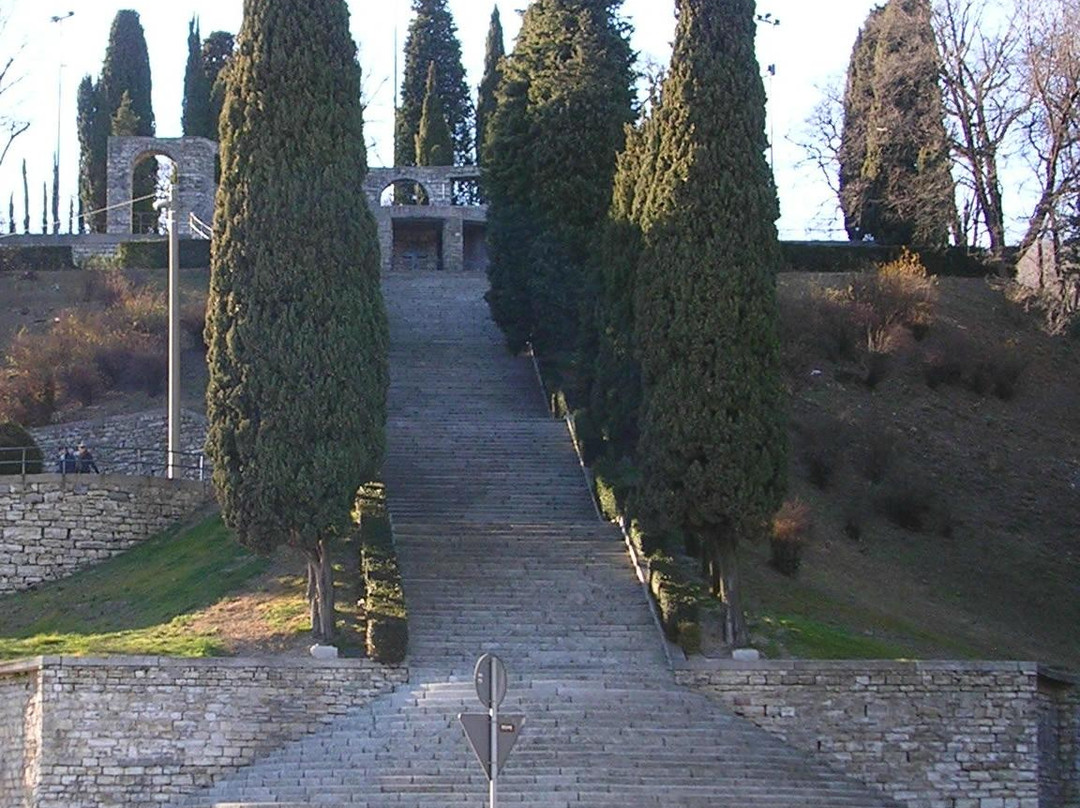 Monumento ai Caduti-埃尔巴必去景点