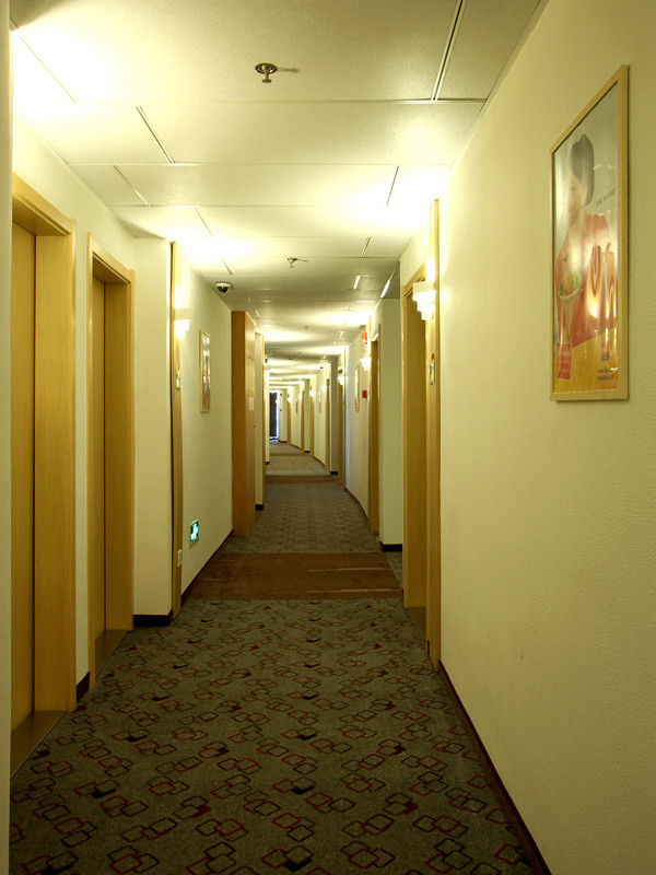 杭州滨江宜必思酒店主图