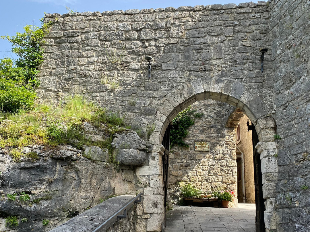Castel Trosino景点图片