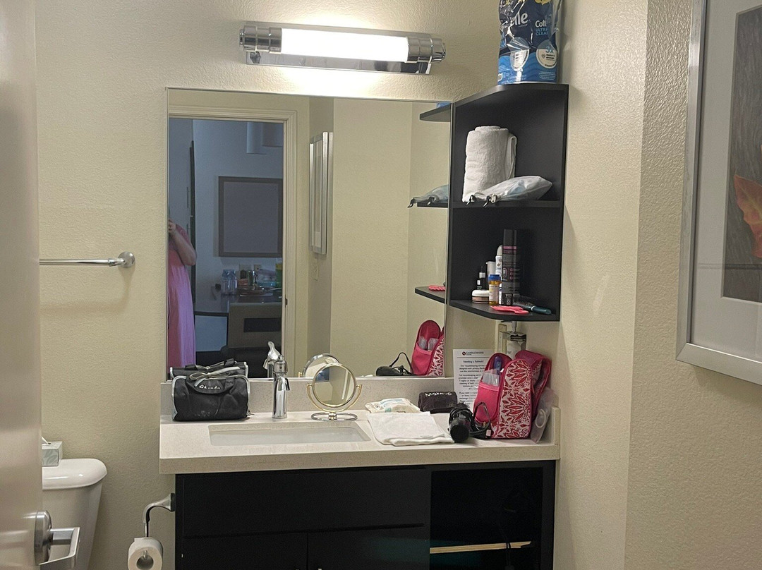 杰斐逊城烛木套房酒店主图