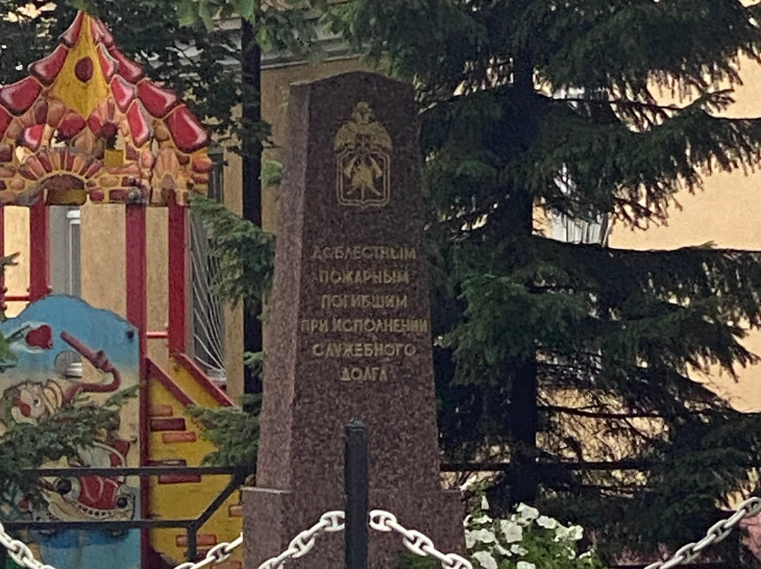 Monument to Valiant Firefighters Who Died in the Line of Duty-Lomonosov必去景点