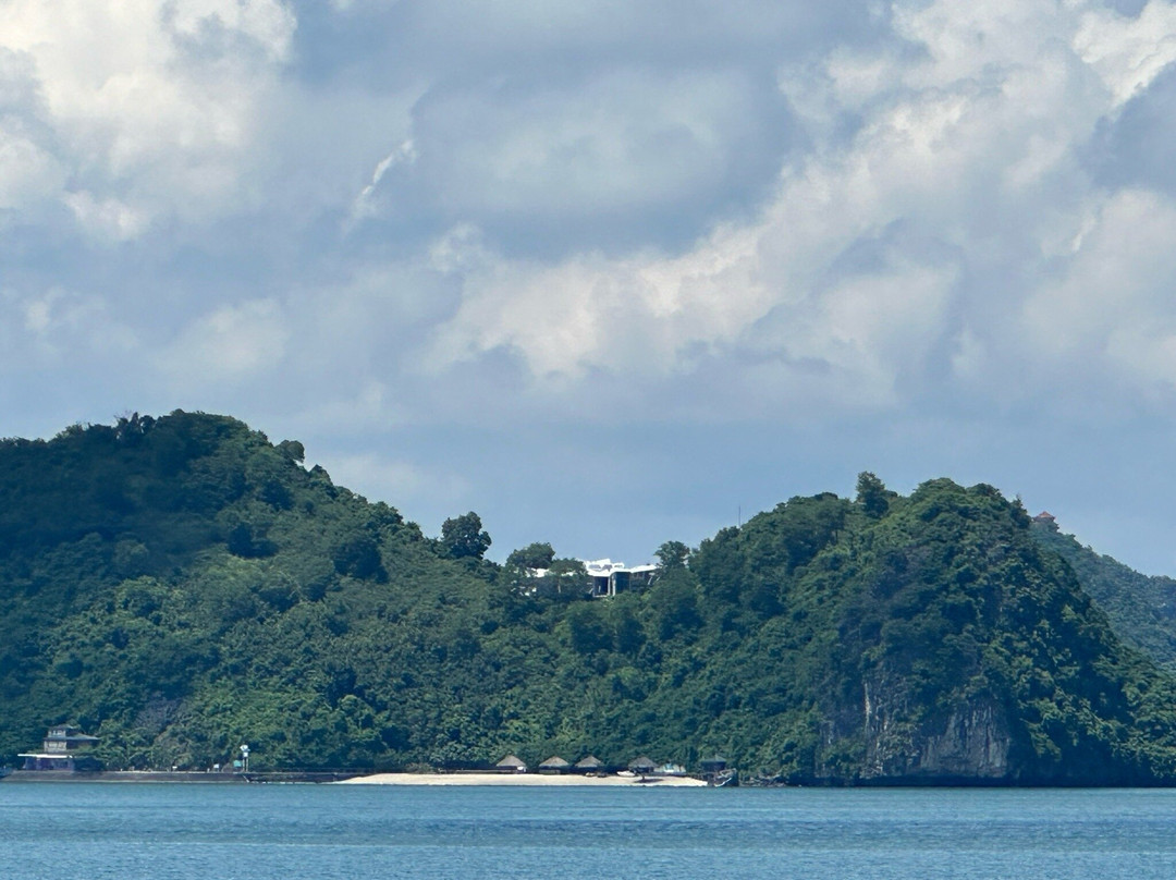 The Halong Catamaran-下龙湾必去景点