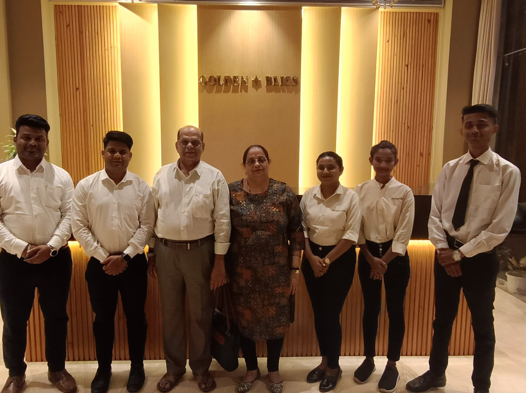 Treebo Tryst Golden Bliss Trimurti Nagar Square主图