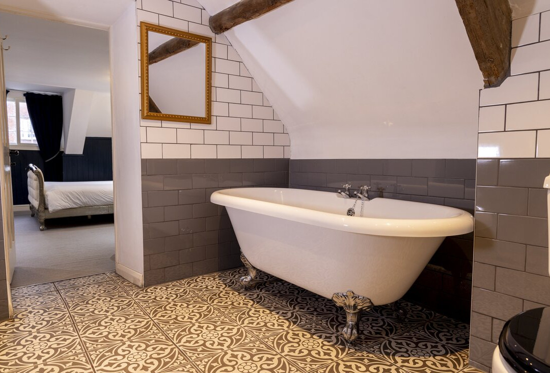 Dirty Bottles Hotel主图