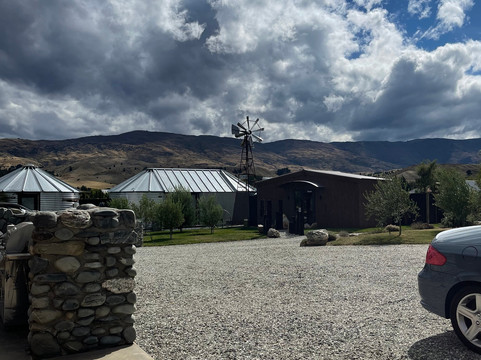 River Rock Estate Hot Pools主图