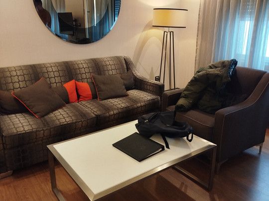 假日套房酒店主图