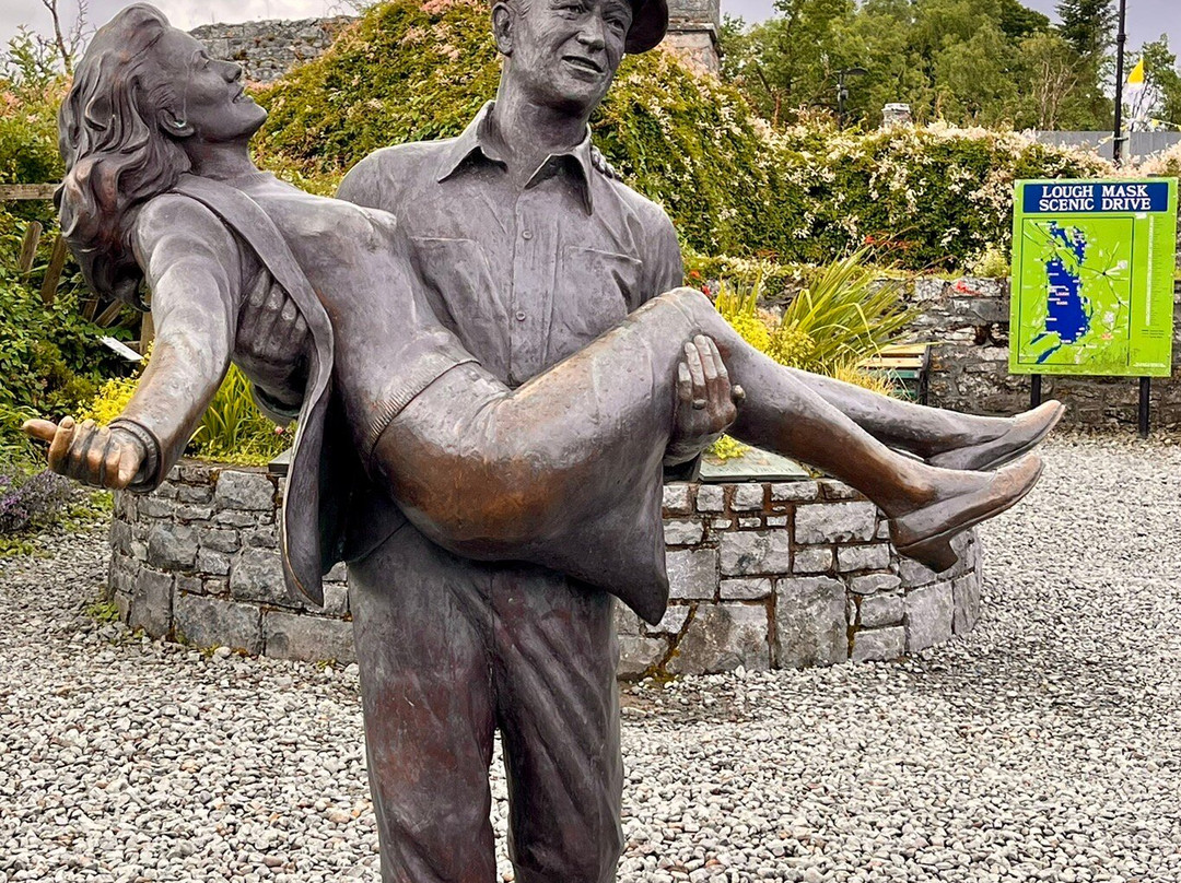 Statue of John Wayne and Maureen O'Hara-康镇必去景点