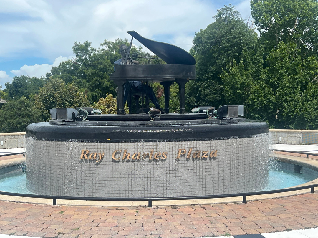 阿尔巴尼希尔顿花园酒店主图