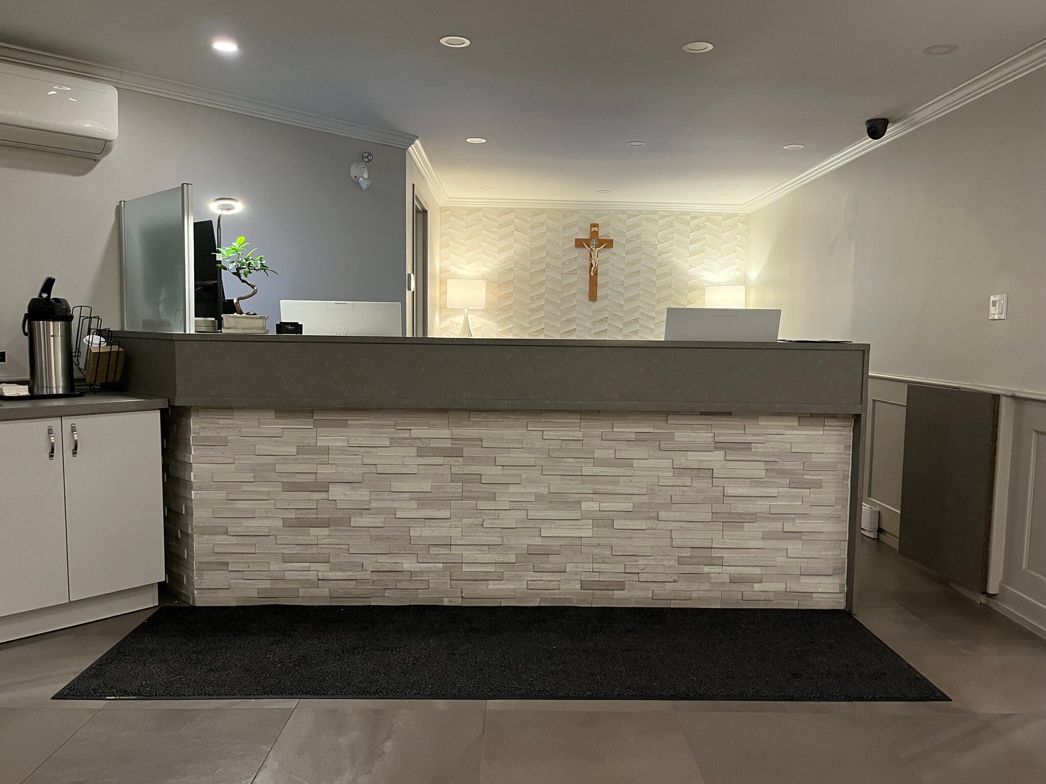 Adam's Airport Inn-官方