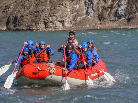 Canadian Rockies Rafting-坎莫尔必去景点