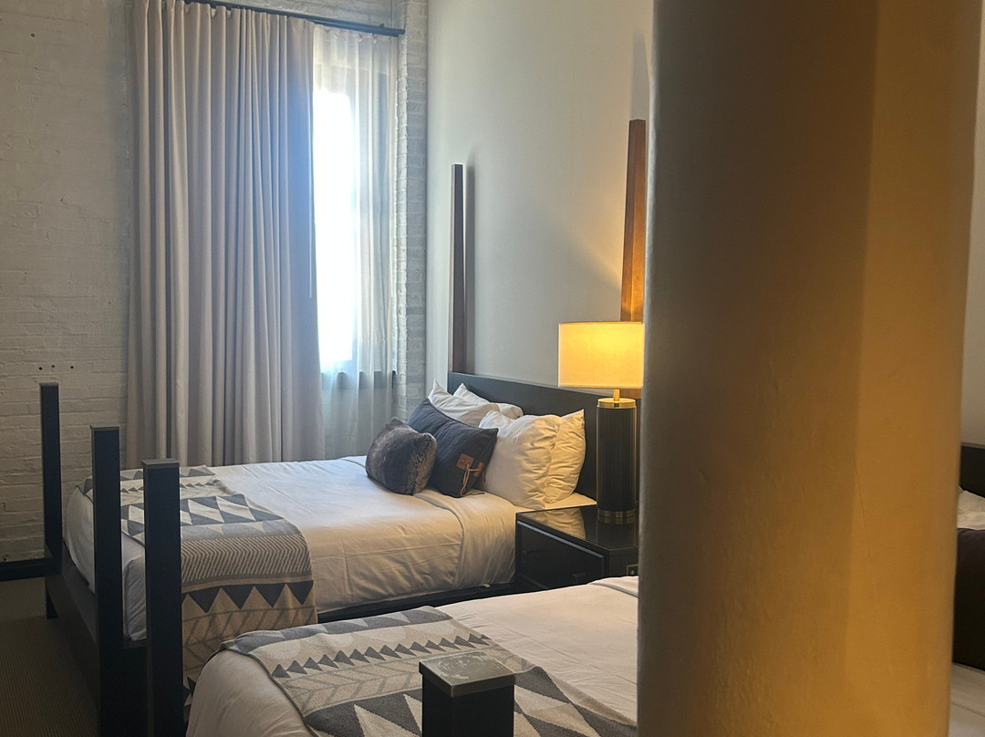 Crossroads Hotel主图