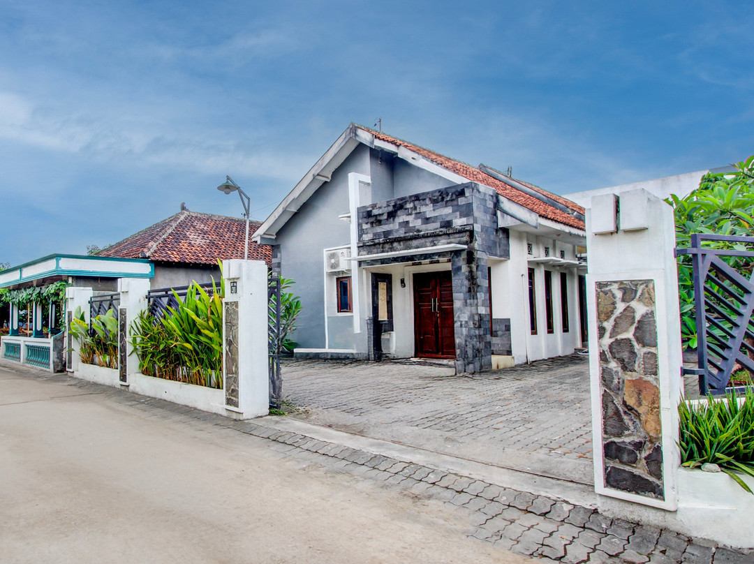 OYO 94851 Watulumpang 1 Guest House