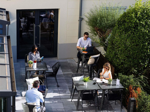 Prouvy酒店住宿-宜必思瓦朗谢讷酒店