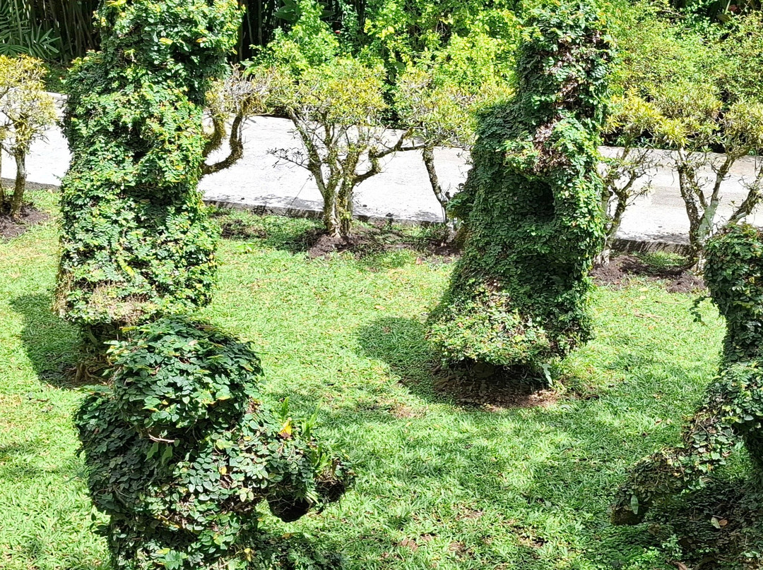 Le Valombreuse Statues