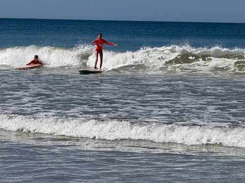 Surf & SUP Conchal-孔查沙滩必去景点