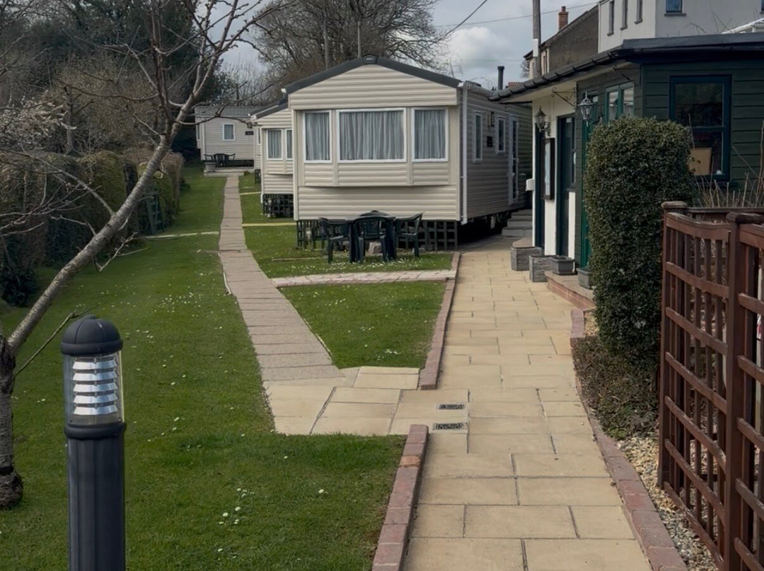 White Gate Caravan Park主图