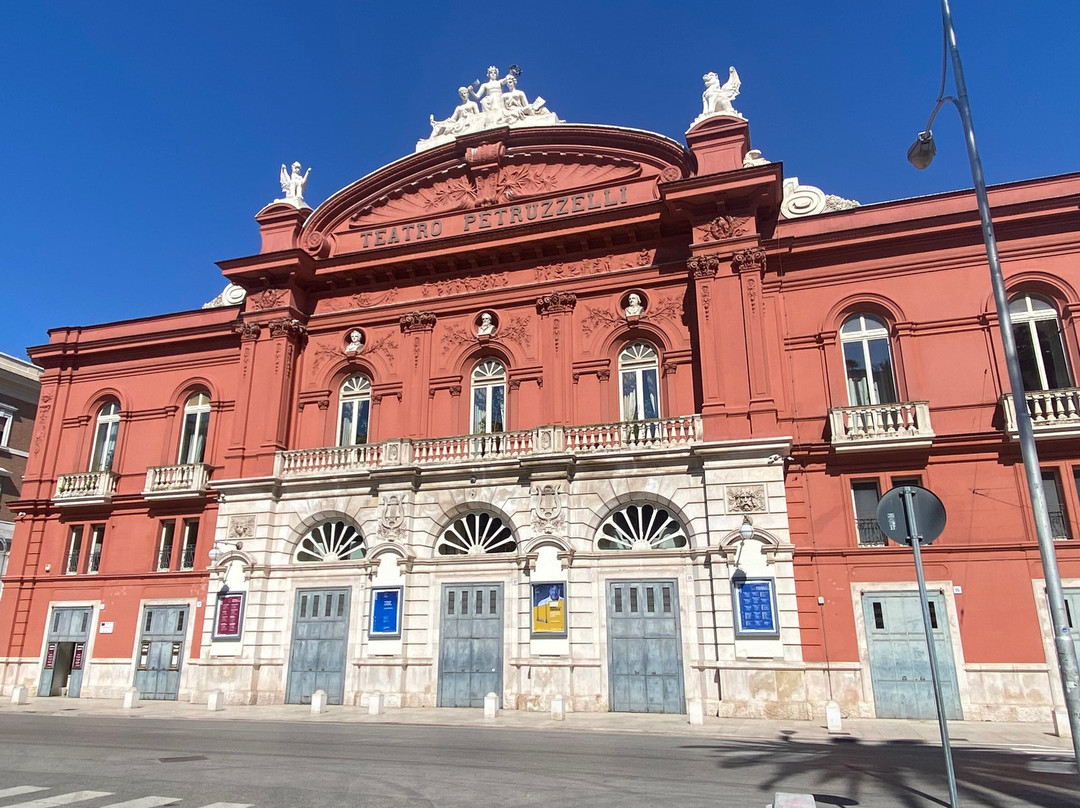 Teatro Petruzzelli-巴里必去景点