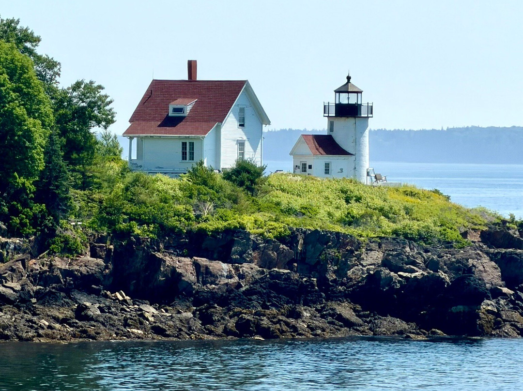 Burnt Island Lighthouse-Southport必去景点