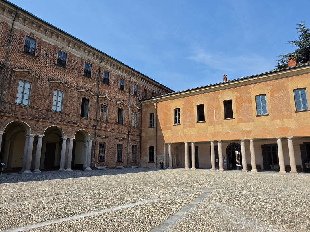 Palazzi del 500 e del 700 di Villa Litta-拉伊纳泰必去景点