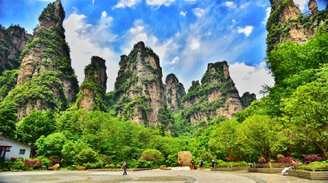 2-Day Breathtaking Zhangjiajie Adventure Private Tour·Tianmenshan National Forest Park, Tianzi Mountain and Ten Mile Gallery
