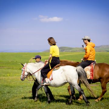 呼和浩特+辉腾锡勒草原+乌兰哈达火山地质公园+响沙湾5日4晚跟团游