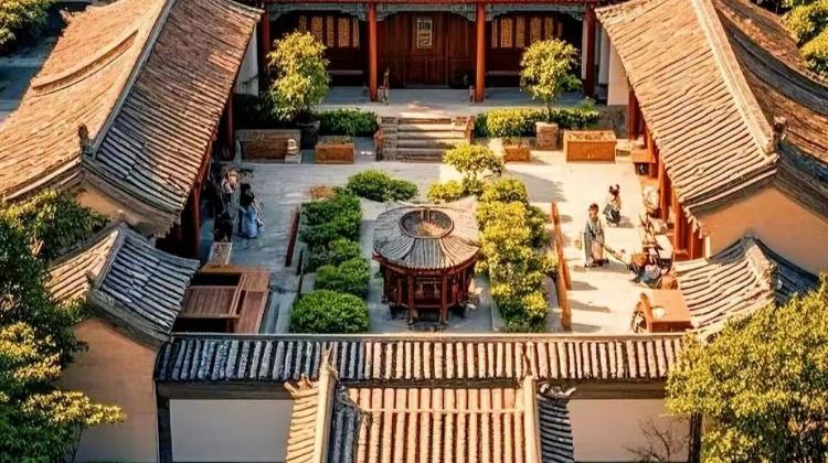 6D5N · Private Tours · Hutong rickshaw+Imperial Palace Banquet with Hanfu Experience·Universal Beijing Resort+Forbidden City+ Mu Great Wall