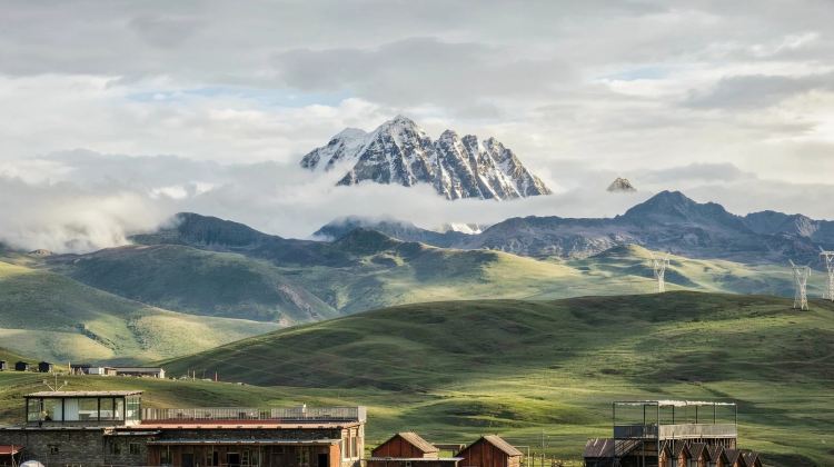5D4N · Private Tours · Western Sichuan for Nature Lovers: Daocheng Yading, Mount Siguniang, Xinduqiao & Yuzixi - Snow Mountains, Tibetan Grasslands & Starry Skies