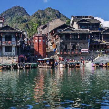 安顺+荔波小七孔景区+西江千户苗寨+边城茶峒景区+张家界国家森林公园+黄果树景区10日9晚拼小团