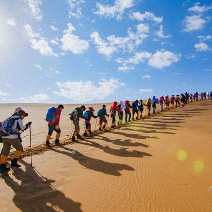 徒步·银川阿拉善腾格里沙漠4天3晚【经典52KM沙漠徒步露营·硬核五湖连穿】入住私家营地·安全保障·水电充足·提供徒步装备·赠24h接机+银川4钻住宿+篝火晚会BBQ（啤酒畅饮）+沙漠影院+沙漠游玩项目·可升级烛光晚餐