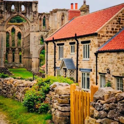 英国约克+Rievaulx Abbey+惠特比修道院+喷泉修道院+霍沃思+纳尔斯伯勒7日6晚拼小团