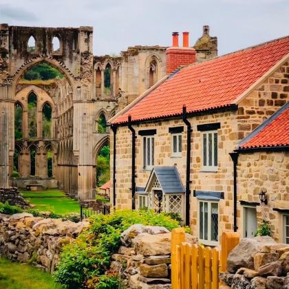 英国约克+Rievaulx Abbey+惠特比修道院+喷泉修道院+霍沃思+纳尔斯伯勒7日6晚拼小团