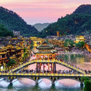 长沙+张家界+凤凰古城4日3晚跟团游