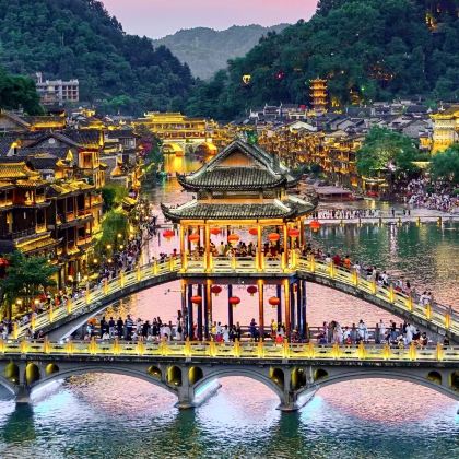 长沙+张家界+凤凰古城4日3晚跟团游