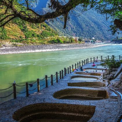 腾冲+老姆登+丙中洛+老姆登知子罗+火山地热国家地质公园+芒市+瑞丽10日9晚拼小团