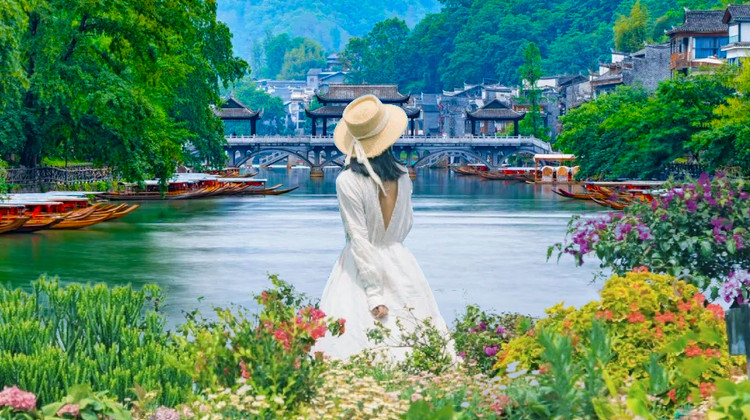 长沙+张家界+天门山+湘西+凤凰6日5晚私家团·【5大VIP通道+景区小交通全含0自费+司导陪同进景区】长沙国金中心商圈酒店+张家界新开业云居+凤凰温德姆温泉酒店赠双人温泉体验丨沱江夜游+航拍VLOG丨4人升级GL8丨纯玩
