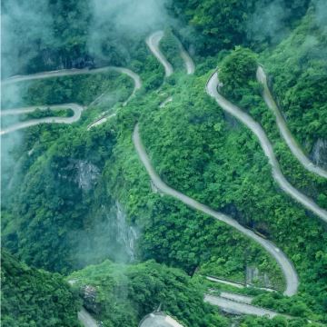 长沙+张家界+天门山+湘西+凤凰古城5日4晚跟团游