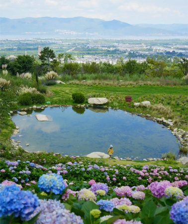 10D9N • Embrace Yunnan's fall-winter soul: Kunming, Dali, Lijiang, and Shangri-La: Xizhou Tie-Dye, Small-Train Ride, Naxi Stone-Mill Bean Grinding & Naxi and Tibetan Costume Photoshoot