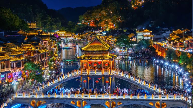 8D7N · Private Tours · Changsha, Tianmen Mountain, Zhangjiajie Forest Park, Furong & Fenghuang Ancient Town with Free VIP Lane, Bailong Elevator & Folk Show