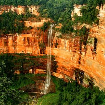 贵阳+贵州乌江寨国际旅游度假区+赤水丹霞旅游区·大瀑布+燕子岩瀑布+四洞沟景区+息烽集中营旧址+遵义会议会址+丙安古镇5日4晚拼小团