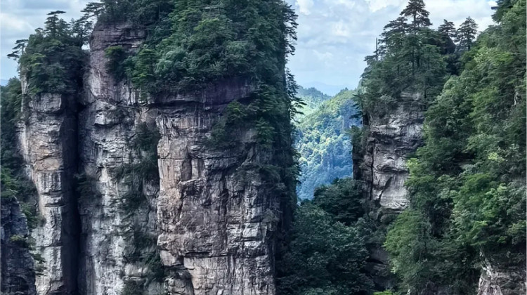 张家界+武陵源区+天门山+大峡谷3日2晚拼小团·【楚韵奇境】6人纯玩<景区VIP快速通&商务保姆车>指定一晚野奢漫岩山居|金鞭溪/黄石寨/袁家界/杨家界&7455米索道+玻璃栈道VS玻璃桥&赠百龙天梯+黄石寨往返索道+杨家界索道
