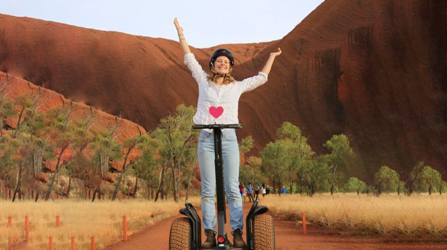 <5天>【乌鲁鲁环游记 沙漠骑骆驼】乌鲁鲁-卡塔丘塔-帝王谷全景游·乌鲁鲁日出日落+岩石环游+马拉文化徒步、徒步帝王谷/乌鲁鲁平衡车+沙漠骑骆驼、可选沙漠骆驼/直升机观光等(2人成团)