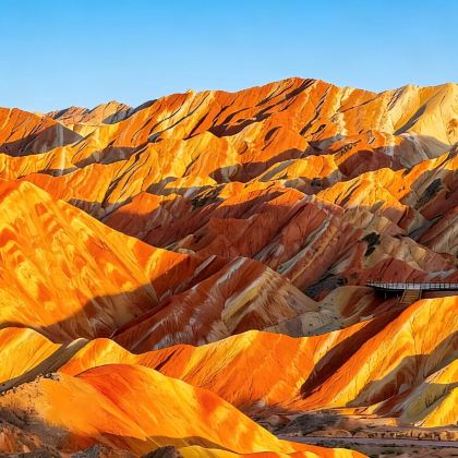 青海西宁+敦煌莫高窟+张掖七彩丹霞旅游景区+鸣沙山月牙泉+茶卡盐湖+察尔汗盐湖+大柴旦翡翠湖旅游景区+青海湖景区8日7晚跟团游