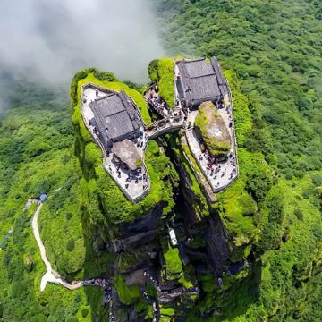 贵州贵阳+黄果树景区+荔波+西江千户苗寨+梵净山+镇远古城6日5晚跟团游