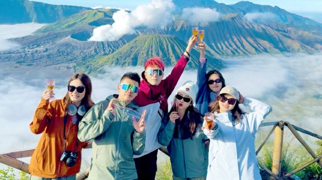 印度尼西亚泗水+布罗莫火山+赛武千层瀑布3日2晚·1人可订+ +VIP接送机+登山向导+纯玩0购物+ 24H客服+ 全职司机+探秘活火山+瀑布+漫步+月球表面+布罗莫火山+观日出/吉普车穿越沙海+溯溪赛武瀑布