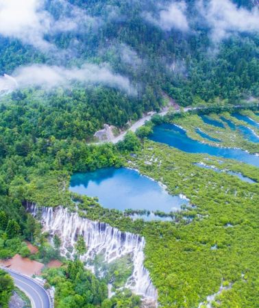 6D5N • Jiuzhaigou + Huanglong + Pandas + Sanxingdui + Dujiangyan: tour guide, 4-diamond hotels & 2+1 first-class luxury van seating