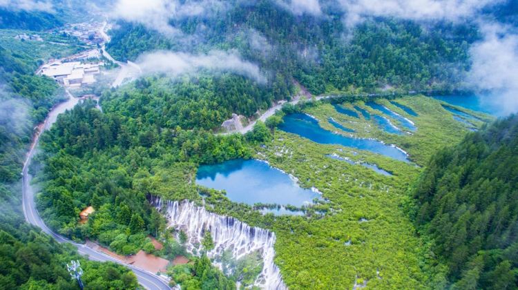4D3N · Group Tours · Fairy-tale Jiuzhai + Dreamlike Huanglong + Cuddle cute pandas + Sanxingdui tour · Excellent guide · 4-diamond hotel · Contact for discounts
