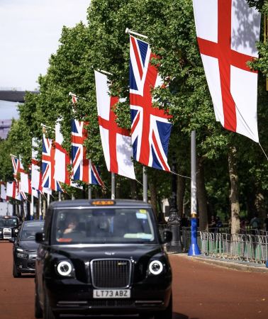 9D7N • United Kingdom + Manchester + Liverpool + Oxford + London + York